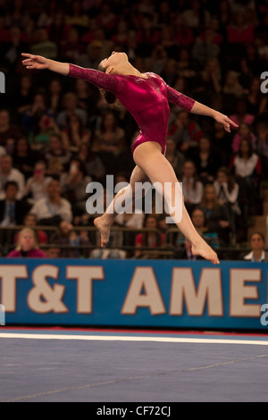 Alexandra Raisman (USA) compete nell'esercitazione del pavimento della manifestazione presso il 2012 American Cup ginnastica Foto Stock