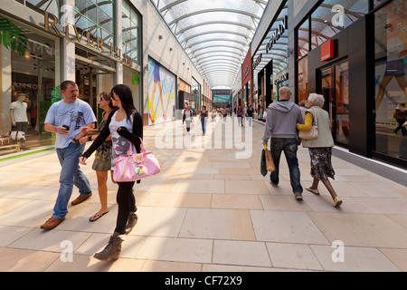 Persone che camminano nella Trinità a piedi, Wakefield è di nuovo shopping mall. Foto Stock