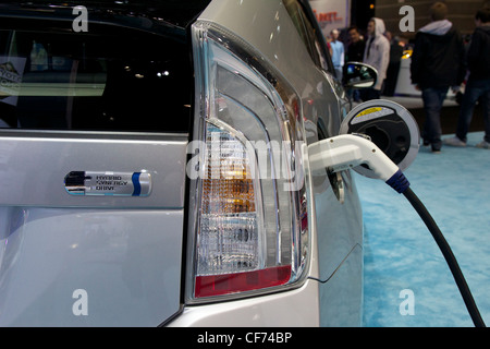 2013 Toyota Prius Plug in ibrido presa di carica. 2012 Chicago Auto Show. Foto Stock