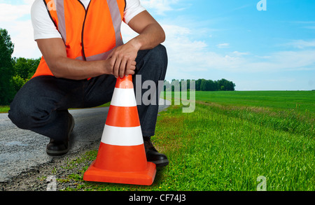 Lavoratore di strada closeup con orange posti presso la strada Foto Stock