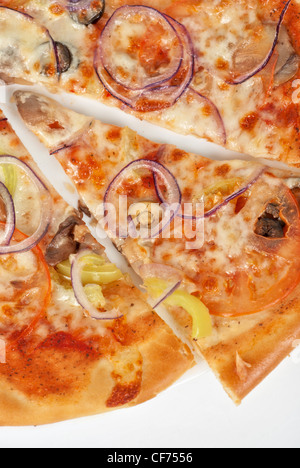 Pizza vegetale closeup con pomodoro, peperone bulgara, cipolla, olive, champignon e mozzarella Foto Stock