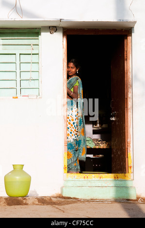 Giovane donna indiana nel suo villaggio rurale home. Andhra Pradesh, India Foto Stock