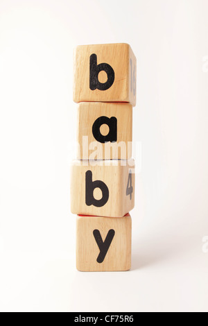 Impilate i blocchi di legno l'ortografia della parola baby Foto Stock