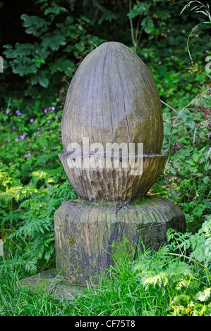Una è per Acorn. Alfabeto del Sentiero delle sculture, boschi a serpentina, Fellside, Kendal Cumbria, England, Regno Unito, Europa. Foto Stock