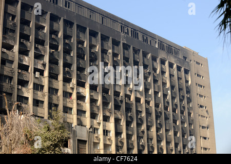 Bruciato Edificio governativo, sulla Corniche El Nile, nei pressi di piazza Tahrir, Cairo Foto Stock