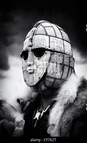 Anglo-Saxon replica casco indossato dal soldato. Monocromatico Foto Stock