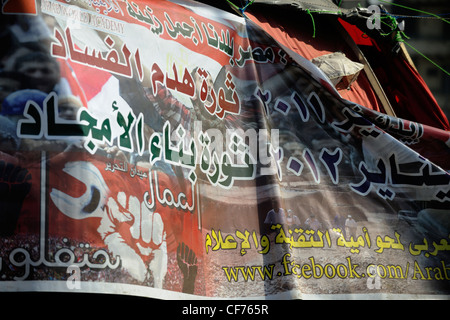 Banner di grandi dimensioni a sostegno dell'Tahrir Sqaure demonstartions, piazza Tahrir, Cairo Foto Stock