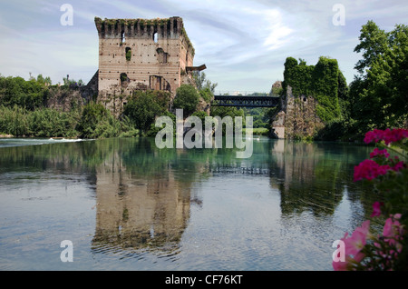 Il ponte è Visconti in Italia a BORGHETTO Foto Stock