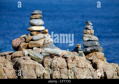 Cairns di pietre sulle rocce sulla spiaggia di Busan, Corea del Sud Foto Stock