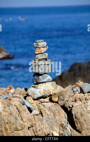 Cairns di pietre sulle rocce sulla spiaggia di Busan, Corea del Sud Foto Stock