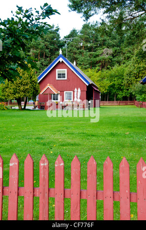 Legno casa colorati nelle zone rurali a Homestead. E. Recinzione. Prato verde cortile. Foto Stock