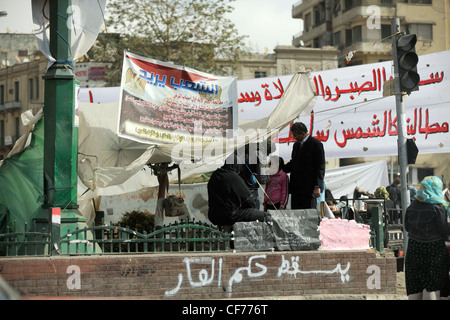 Ragazza giovane avente la sua faccia dipinta in piazza Tahrir, Cairo Foto Stock