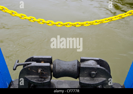 Traghetto meccanismo di attracco closeup sfondo. Il giallo di protezione della catena. Foto Stock