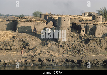 Tradizionale in mattoni di fango villaggio sulle rive del fiume Nilo in Egitto il Nord Africa Foto Stock