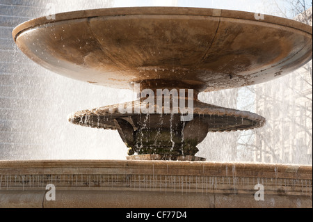 Trafalgar Square Londra, mattino luminoso congelamento giornata invernale con la formazione di ghiaccio sulla superficie dello stagno e in spray Foto Stock