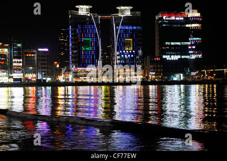 Vista notturna e illuminazioni del pesce crudo città in spiaggia Gwangalli in Busan, Corea del Sud Foto Stock