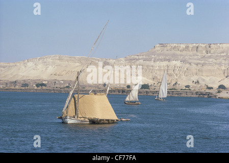 Lavorazione tradizionale feluca imbarcazione cargo carico di grano attraversando il fiume Nilo, Egitto, Nord Africa