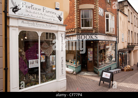 Regno Unito, Gloucestershire, Stroud, High Street, Fortune fate, fata negozio vicino a croce Foto Stock