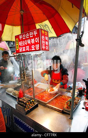 I venditori ambulanti vendono tradizionale cibo Coreano da bancarelle in Busan, Corea del Sud Foto Stock