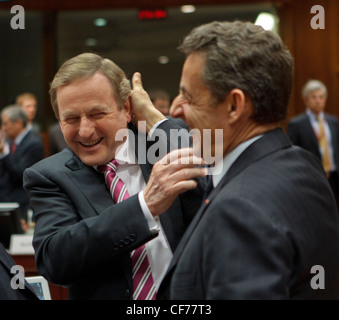 Enda Kenny Nicolas Sarkozy consiglio europeo le mani Foto Stock