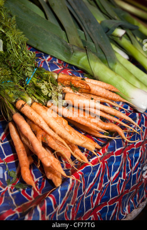 Regno Unito, Gloucestershire, Stroud, mercato agricolo, organico carote su coltivati localmente stallo vegetale Foto Stock