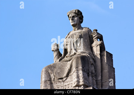 Justitia, Lady giustizia, seduto sul suo trono in Amburgo, Germania. Foto Stock