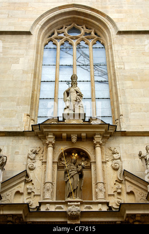 Portale nord con le statue di San Nicola, sopra, e Maria con Bambino, la cattedrale di Notre Dame, Lussemburgo Foto Stock