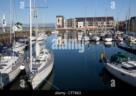 Città di Caernarfon, Galles. Il pittoresco sunny view di Victoria Dock. Foto Stock