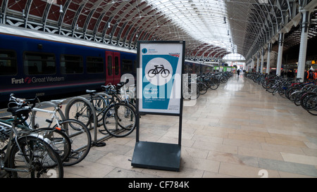 La guida della rete pannello informazioni accanto al deposito bici ciclismo cremagliere sulla piattaforma del treno alla stazione di Paddington a Londra England Regno Unito Foto Stock