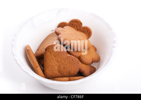 A forma di cuore i cookie nella piastra di bianco su bianco Foto Stock