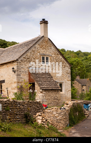 Regno Unito, Gloucestershire, Stroud, Slad Valley, casa di villaggio rinnovato e ricostruzione di muro di pietra Foto Stock