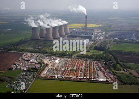 Vista aerea del sito d'asta di macchine Euro Auctions con la centrale elettrica di Eggborough sullo sfondo Foto Stock