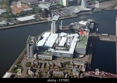 Vista aerea effettuata nel 2009 di Salford Quays, Quayside, MediaCityUK e Lowry Centre, Salford. Foto Stock