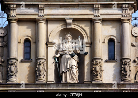 Justitia, Lady giustizia, in piedi con la scala e la spada al Strafjustiz Gebäude (la giustizia penale edificio) di Amburgo. Foto Stock