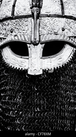 Anglo-Saxon replica casco indossato dal soldato. Monocromatico Foto Stock