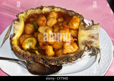 Pollo cinese salsa agrodolce all'interno di ananas Foto Stock