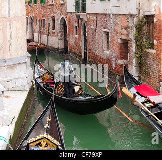 Gondola a Venezia con canale gondoliero Foto Stock