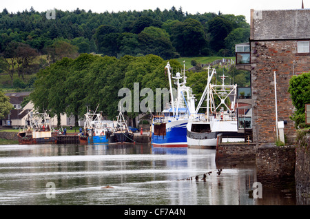 Barche da pesca sul fiume Dee a Kirkcudbright in Dumfries and Galloway, Scozia Foto Stock