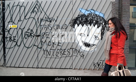 Grafitti "So che questo potrebbe essere molto più interessante" su un intavolato sito su Redchurch St in Shoreditch East End di Londra Inghilterra REGNO UNITO KATHY DEWITT Foto Stock