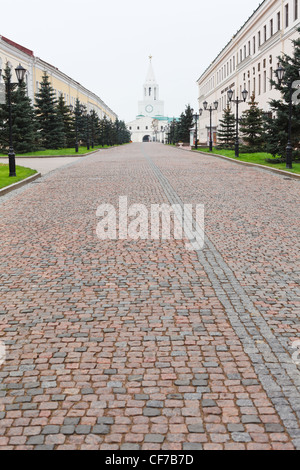 Street Sheykmana e Torre Spassky nel Cremlino di Kazan, Kazan, il Tatarstan, Russia Foto Stock