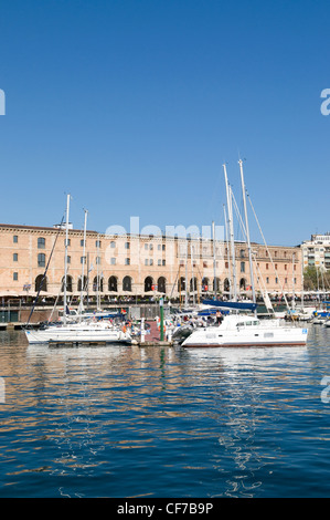 Vista sul porto di fronte al catalano il museo di storia di Barcellona Foto Stock