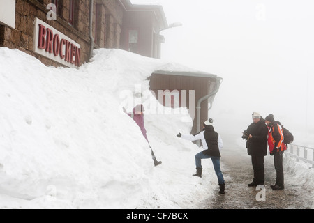 La neve e i turisti al Brocken, Germania Foto Stock