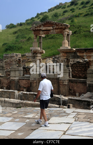 Tourist camminare per la strada del Curetes Efeso Turchia Foto Stock