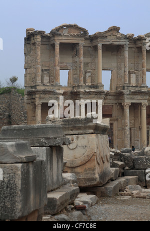 Dettaglio dei caduti in muratura nella parte anteriore del romano costruito biblioteca di Celcus Efeso Turchia Foto Stock