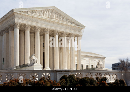 La facciata della Corte suprema degli Stati Uniti a Washington DC il giorno di sole Foto Stock