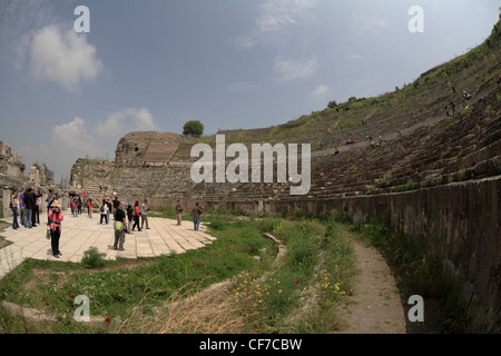 I turisti di persone nel grande teatro Teatro Efeso Turchia Foto Stock