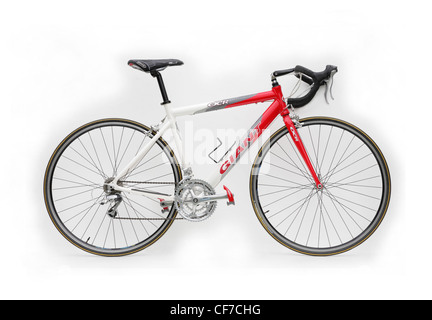 Spaccato di un gigante di marca racing bike ciclo con look clipless pedali isolati su contro uno sfondo bianco Foto Stock