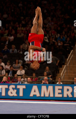 John Orozco (USA) compete nell'esercitazione del pavimento della manifestazione presso il 2012 American Cup ginnastica Foto Stock