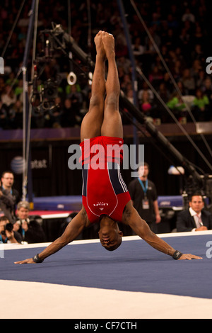 John Orozco (USA) compete nell'esercitazione del pavimento della manifestazione presso il 2012 American Cup ginnastica Foto Stock