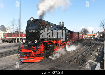 Locomotiva a vapore sul Harz ferrovia di montagna lasciando Wernigerode tirando un treno al Brocken Foto Stock